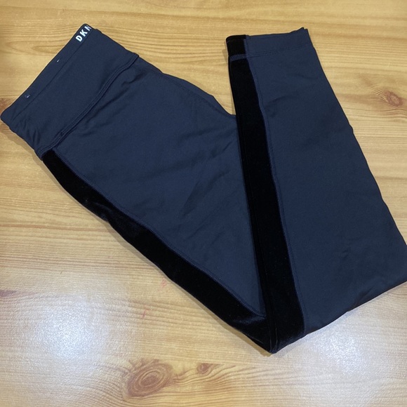 **NWOT ** DKNY YOGA CAPRI LEGGINGS 21” - Picture 5 of 6